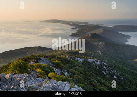Vista dalla cappella Sv. Mikul sulla montagna Osoršćica sul tramonto sull'isola di Lošinj, baia di Kvarner, Croazia Foto Stock