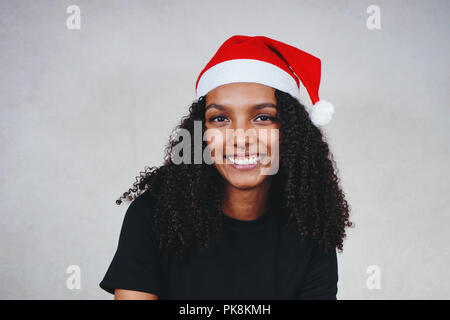 Giovane donna che indossa un cappello di Natale Foto Stock