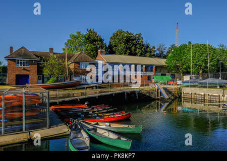 Shadwell bacino, London, Regno Unito - 7 Maggio 2018: vista dell'Outdoor Activity Centre a Shadwell con canoe in acqua in primo piano. Foto Stock