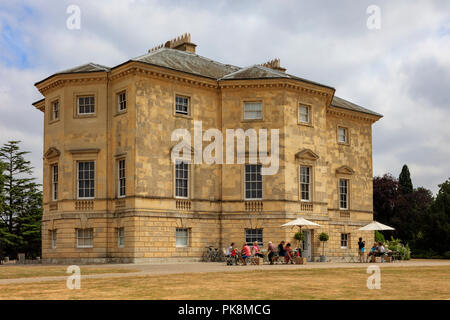 I clienti siedono al di fuori di una sala da tè in Danson House in estate il sole, Danson Park, Bexleyheath, London Borough of Bexley, Regno Unito Foto Stock