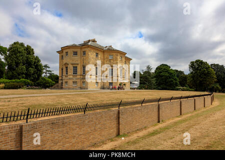 I clienti siedono al di fuori di una sala da tè in Danson House in estate il sole, Danson Park, Bexleyheath, London Borough of Bexley, Regno Unito Foto Stock