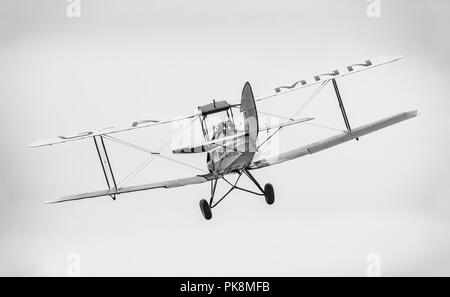 Spirito di Pashley, G-AMNN, a 2 posti motore singolo Tiger-Moth Bi-piano, vista posteriore, volare lontano, nel Regno Unito. B&W monocromatica. Foto Stock