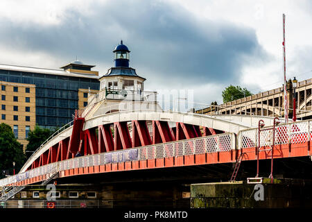 Newcastle upon Tyne, Regno Unito - 27 agosto 2018: Oscillazione idraulica ponte bridge spanning sul fiume Tyne dettagli architettonici e sur Foto Stock