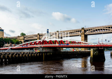 Newcastle upon Tyne, Regno Unito - 27 agosto 2018: Oscillazione idraulica ponte bridge spanning sul fiume Tyne dettagli architettonici e sur Foto Stock