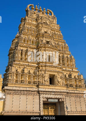 Parte del gopuram, o gateway di ingresso, a Sri Bhuvaneswara tempio di motivi di Mysore Palace in Karnataka, India Foto Stock