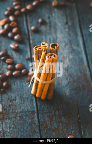I chicchi di caffè. Bastoncini di cannella su legno. Caffè vintage Foto Stock