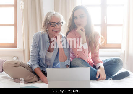 Due donne che iniziano la loro small business da casa insieme Foto Stock