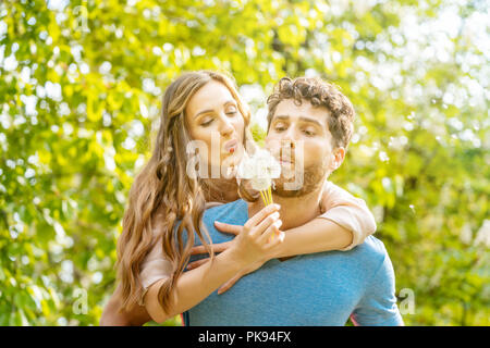 Una donna e un uomo su un prato in umore romantico Foto Stock