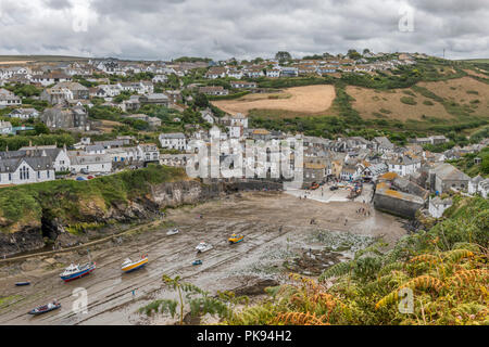 La spettacolare vista del piccolo porto alto sopra Port Isaac in North Cornwall, reso famoso dalla popolare serie televisiva 'Doc Martin'. Foto Stock