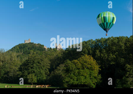 Palloncino volare al di sopra del villaggio di Najac, Aveyron, Occitanie, Francia in autunno, preso dal fiume Aveyron valley Foto Stock