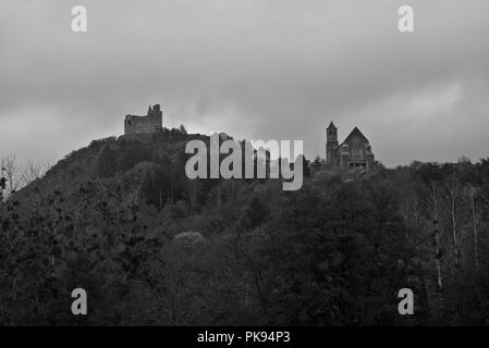 Il castello del XIII secolo e la chiesa di St Jean de l'Evangaliste, nel borgo medievale di Najac, Aveyron, Occitanie, Francia dalla vallata del fiume. Foto Stock