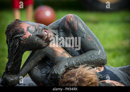 Due donne wrestling di fango in un combattimento di fango sulla concorrenza nella pianura di giochi in Thorney Somerset Foto Stock