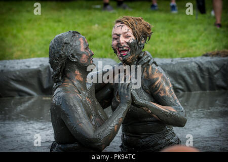 Due donne wrestling di fango in un combattimento di fango sulla concorrenza nella pianura di giochi in Thorney Somerset Foto Stock