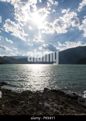 Montagne e picchi paesaggio. Lago di Yeso. Cajon del Maipo. Santiago del Cile Foto Stock