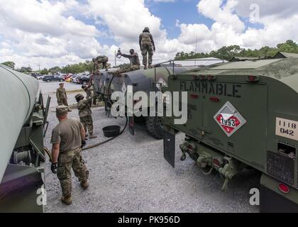 Carolina del Sud nazionale soldati di guardia dal 118a Forward Support Company transfer bulk carburante diesel in M987 HEMTT carburante camion cisterna per la distribuzione in preparazione per il supporto di una partnership agenzie civili e salvaguardare i cittadini dello Stato in anticipo di uragano Florence, Settembre 10, 2018, 10 settembre 2018. Circa 1600 soldati e aviatori sono stati mobilitati per preparare, rispondere e partecipare a sforzi di recupero come progetto forecasters uragano Florence aumenterà in forza con il potenziale per essere una categoria 4 la tempesta e la proiezione di una path per fare approdo vicino al Caroli Foto Stock