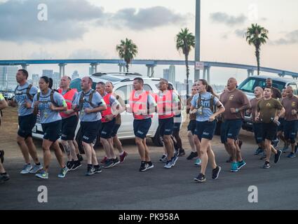 180813-N-NT795-740 CORONADO, California (13 agosto 2018) Capo Yeoman Selezionare Kassiana Earp, assegnato a Costiera gruppo fluviale (CRG) 1, porta il chief petty Officer (CPO) e CPO selectees durante l'allenamento fisico come parte del CPO avvio onboard Naval Amphibious Base Coronado, 13 agosto 2018. CPO iniziazione è una formazione professionale, ambiente che inizia quando il messaggio di annuncio viene rilasciato e tradizione onorata da tempo focalizzata sul team/individui come leader di integrità, responsabilità, iniziativa e di tenacità. (U.S. Navy Foto di Capo di Boatswain Mate Nelson Doroma Foto Stock