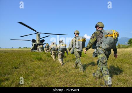 Stati Uniti Paracadutisti dell'esercito, assegnati al 2° Battaglione, 503rd Reggimento di Fanteria, 173rd Brigata Aerea, insieme con i cechi i paracadutisti a bordo di un dodicesimo di combattimento Brigata Aerea CH-47 elicottero Chinook per una operazione di aerei a Giulietta nella zona di caduta, Pordenone, Italia, Agosto 22, 2018, 22 agosto 2018. La combinazione di esercizio mostra la multinazionale la capacità di costruzione della comunità aerodispersi e focalizzata sul miglioramento della NATO gli standard operativi e di sviluppo delle singole competenze tecniche. (U.S. Esercito foto di Paolo Bovo). () Foto Stock