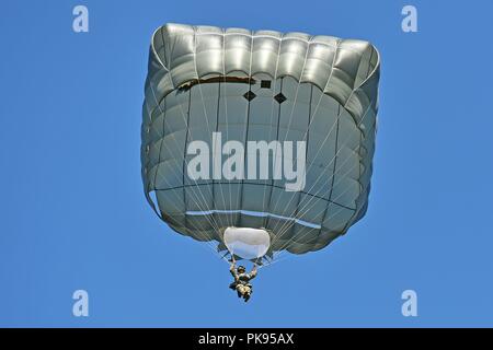 Un U.S. Paracadutista esercito, assegnati al 2° Battaglione, 503rd Reggimento di Fanteria, 173rd Brigata Aerea, scende sulla Giulietta zona di caduta, Pordenone, Italia, Agosto 22, 2018, 22 agosto 2018. Il 173rd Brigata aerea è l'U.S. Esercito di risposta di emergenza forza in Europa, in grado di proiettare le forze di pronto ovunque negli Stati Uniti Europeo, Africa Centrale o comandi in aree di responsabilità. (U.S. Esercito foto di Paolo Bovo). () Foto Stock