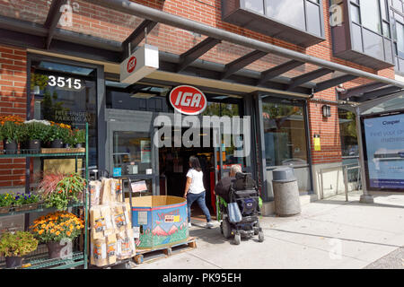 Disabilitato l uomo alla guida del suo scooter elettrico in un supermercato IGA store sulla West la Quarta Avenue in Vancouver, BC, Canada Foto Stock