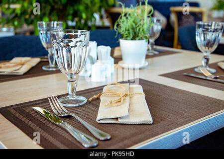 Splendidamente servito in tavola un ristorante. Messa a fuoco selettiva Foto Stock