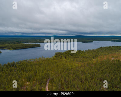 Finlandia, viste del lago e della foresta in Lapponia in un giorno nuvoloso Foto Stock