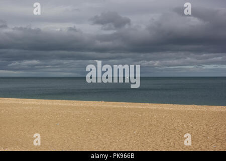 Cielo tempestoso oltre Slapton Sands, South Devon Foto Stock