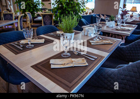 Splendidamente servito in tavola un ristorante. Messa a fuoco selettiva Foto Stock