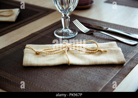 Splendidamente servito in tavola un ristorante. Messa a fuoco selettiva Foto Stock