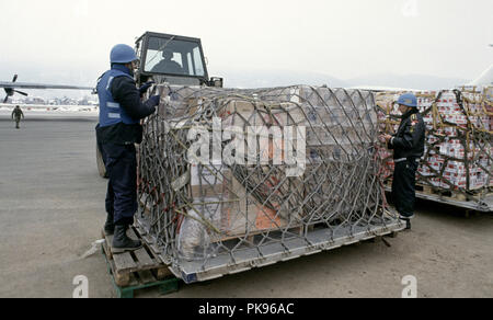 8 Marzo 1993 durante l'assedio di Sarajevo: due Nazioni Unite poliziotti (l'uno sulla destra dalla Danimarca) le caselle di controllo per le armi illegali presso l'aeroporto di Sarajevo. Foto Stock