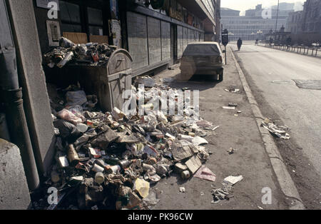 Xii Marzo 1993 durante l'assedio di Sarajevo: la raccolta dei rifiuti è inesistente in una città sotto assedio. Qui, in Narodne Jugoslovenske Armije Street (oggi chiamato Branilaca Sarajeva), un cassonetto trabocca di cestino. Foto Stock