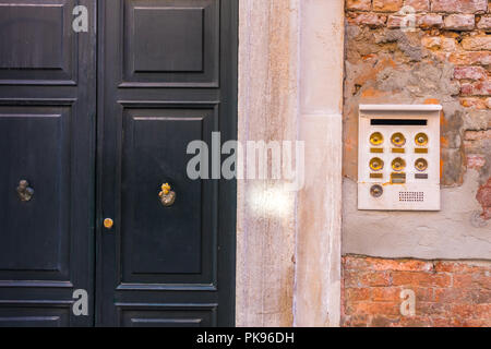 Interfono antichi a Venezia con bottoni oro, Italia. Foto Stock