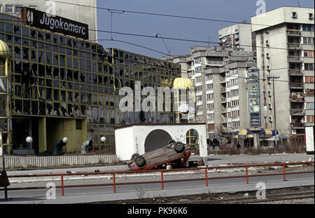 Il 15 marzo 1993 durante l'assedio di Sarajevo: su Sniper Alley, un rosso Volkswagen Golf si trova a testa in giù dopo essere preso di mira da un assedio cecchino serbo. Foto Stock