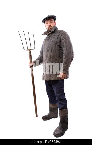 Operaio agricolo, uomo caucasico con il forcone in mano su sfondo bianco Foto Stock