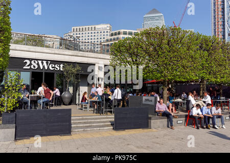 Le persone al di fuori seduta 28 West Bar a Canary Wharf, Londra England Regno Unito Regno Unito Foto Stock