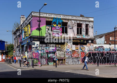 Edificio coperto di graffiti a Hackney Wick, Londra England Regno Unito Regno Unito Foto Stock
