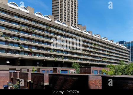 Edifici residenziali a Barbican station wagon, Londra England Regno Unito Regno Unito Foto Stock