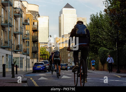 Cyclists on Cycle SuperHighway 3, Cycleway 3 in Limehouse, Londra Inghilterra Regno Unito Foto Stock