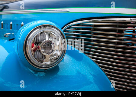 Il faro e la griglia di un 1939 Chevy Coupe Foto Stock