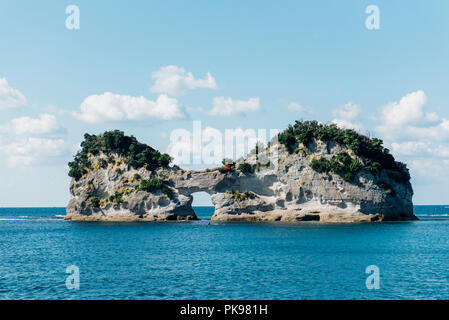 Engetsu Island è una piccola isola al largo della costa di Shirahama, prefettura di Wakayama, Giappone. Esso comprende un arco naturale attraverso il quale passa l'acqua di mare. Foto Stock