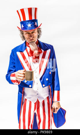 Lo zio Sam personaggio che appare essere accattonaggio con una tazza. Foto Stock