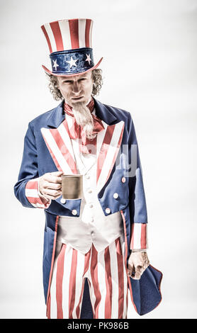 Lo zio Sam personaggio che appare essere accattonaggio con una tazza. Foto Stock
