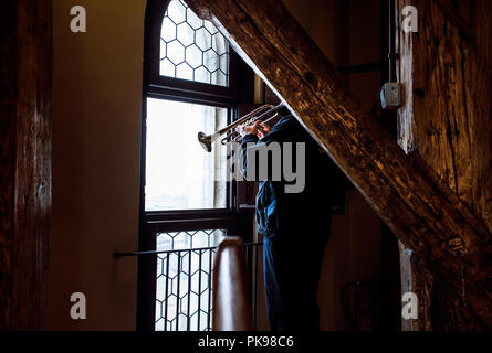 Un uomo suonare la tromba nella Basilica di Santa Maria della Basilica di Cracovia. Foto Stock