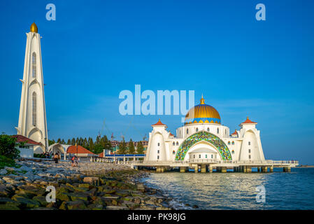 Masjid selat melaka in Malacca, Malesia al crepuscolo Foto Stock
