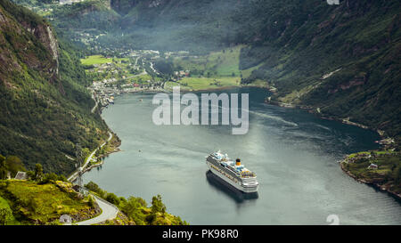 Geiranger, Norvegia - Il 6 agosto 2018: Il Fiordo di Geiranger e il villaggio di Geiranger in corrispondenza della sua estremità. Il fiordo è stato elencato come un Sito Patrimonio Mondiale dell'UNESCO. Foto Stock