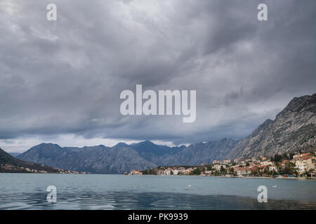 Vista la bellissima Baia di Kotor come visto dalla città di Kotor shore, Montenegro Foto Stock