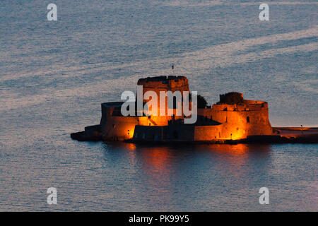 Vista notturna del castello di Bourtzi nel Mare Egeo, Nafplio, Grecia Foto Stock