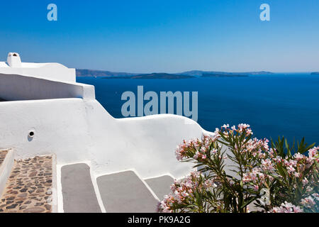 Case bianche sulla costa del Mare Egeo, Oia - Santorini Island, Grecia Foto Stock