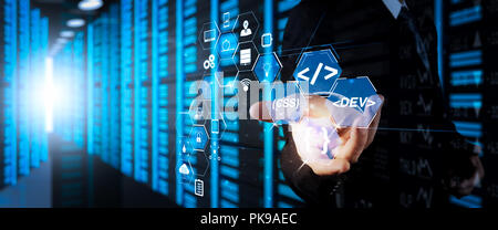 Il software di codifica il lavoro dello sviluppatore con augmented reality Dashboard computer icone di SCRUM Agile sviluppo di codice e la forcella e controllo delle versioni con sensibile Foto Stock