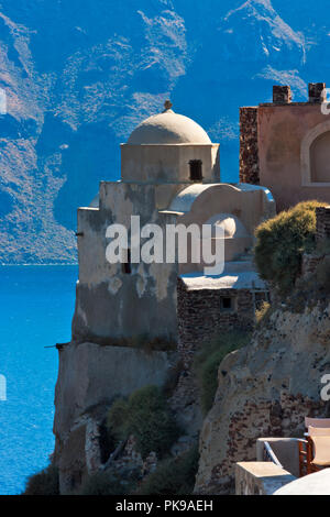 Chiesa sulla costa del Mare Egeo, Oia - Santorini Island, Grecia Foto Stock