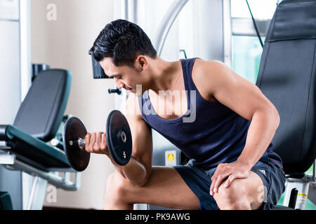 Uomo al lavoro in palestra Foto Stock